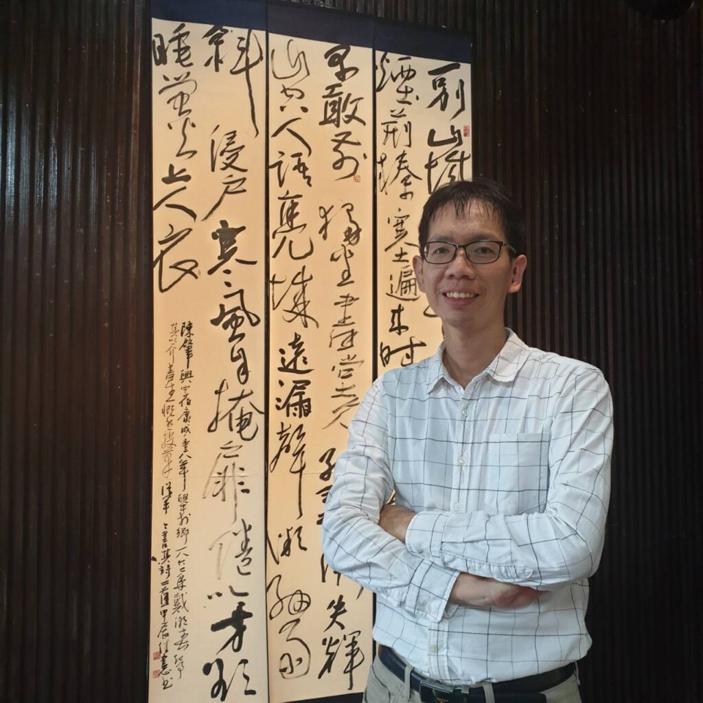 書法類得主呂佳憲與作品「陳肇興詩二首(亂後初歸里中、山館夜坐)」合影。(圖/文化局提供)