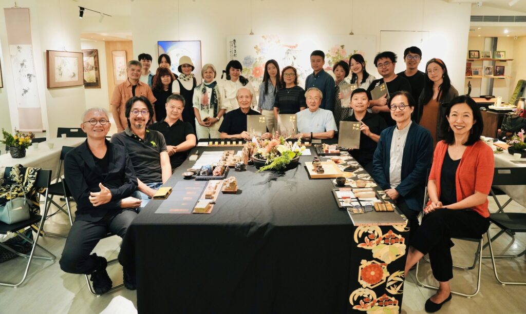 ▲出席「無所不印」新書發表暨臺美篆刻交流盛會的現場貴賓與臺美篆刻家們,開心合影,見證歷史。(圖/陳耀姬 提供)