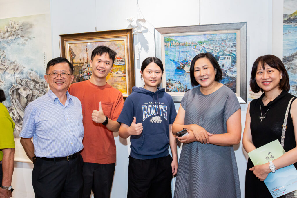 ▲澎湖參展藝術家莊麗珠(右二)看到同學一家人都到開幕展場向她道賀,顯得相當愉快。(圖/大媒體新聞網 攝)