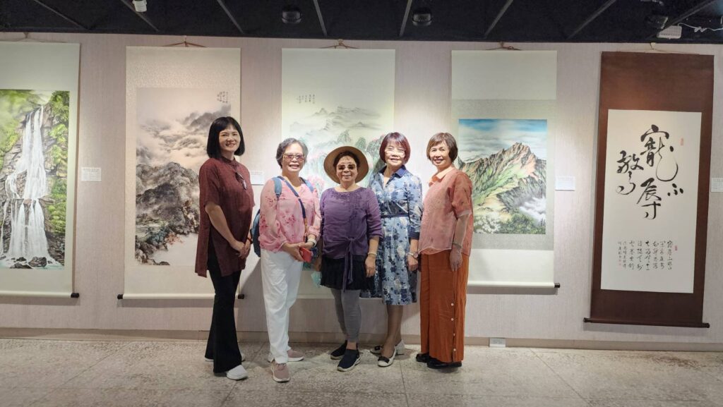 ▲協會書畫家們首次到澎湖做展出，顯得十分開心。左起廖碧燕、何喜鳳、楊春菊、江玉瑞與彭鳳英老師，都有作品展出。（記者 辛澎祥/攝）