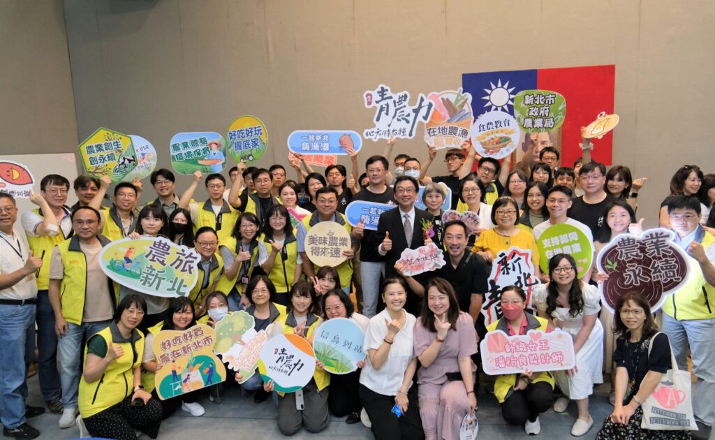 ▲新任農業局長諶錫輝就職典禮後與農業局同仁開心合影。（圖/新北市農業局 提供）
