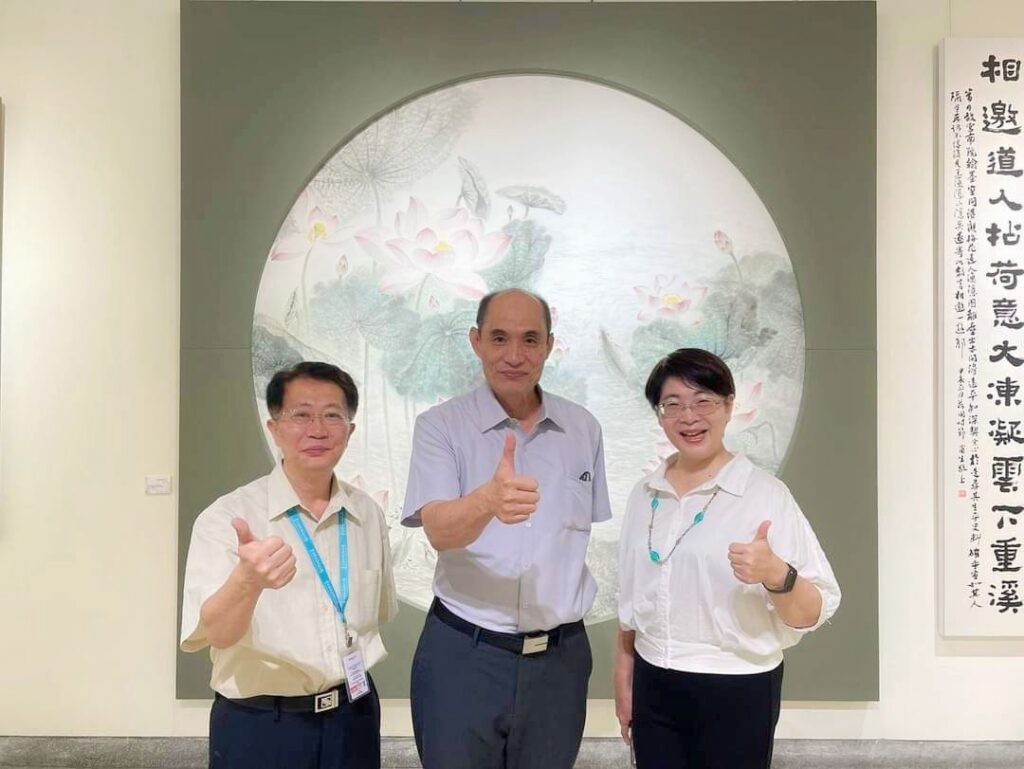 ▲臺中市政府文化局長陳佳君(右)與大墩文化中心主任陳文進(左)特別在開幕式上親向林文嶽老師道賀並開心合影留念。(圖/大墩文化中心 提供)