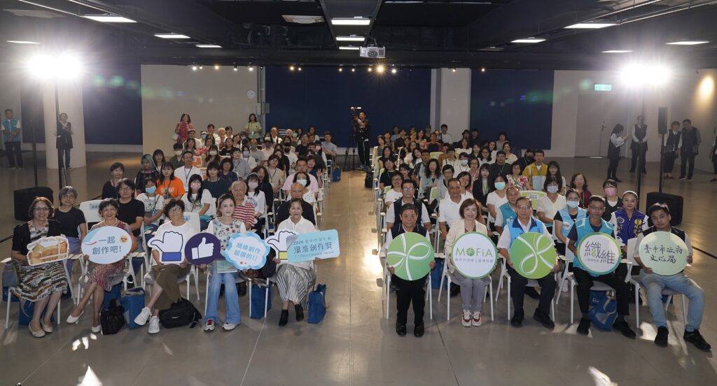 臺中市第七屆纖維創作獎得獎者齊聚一堂。(圖/文化局提供)