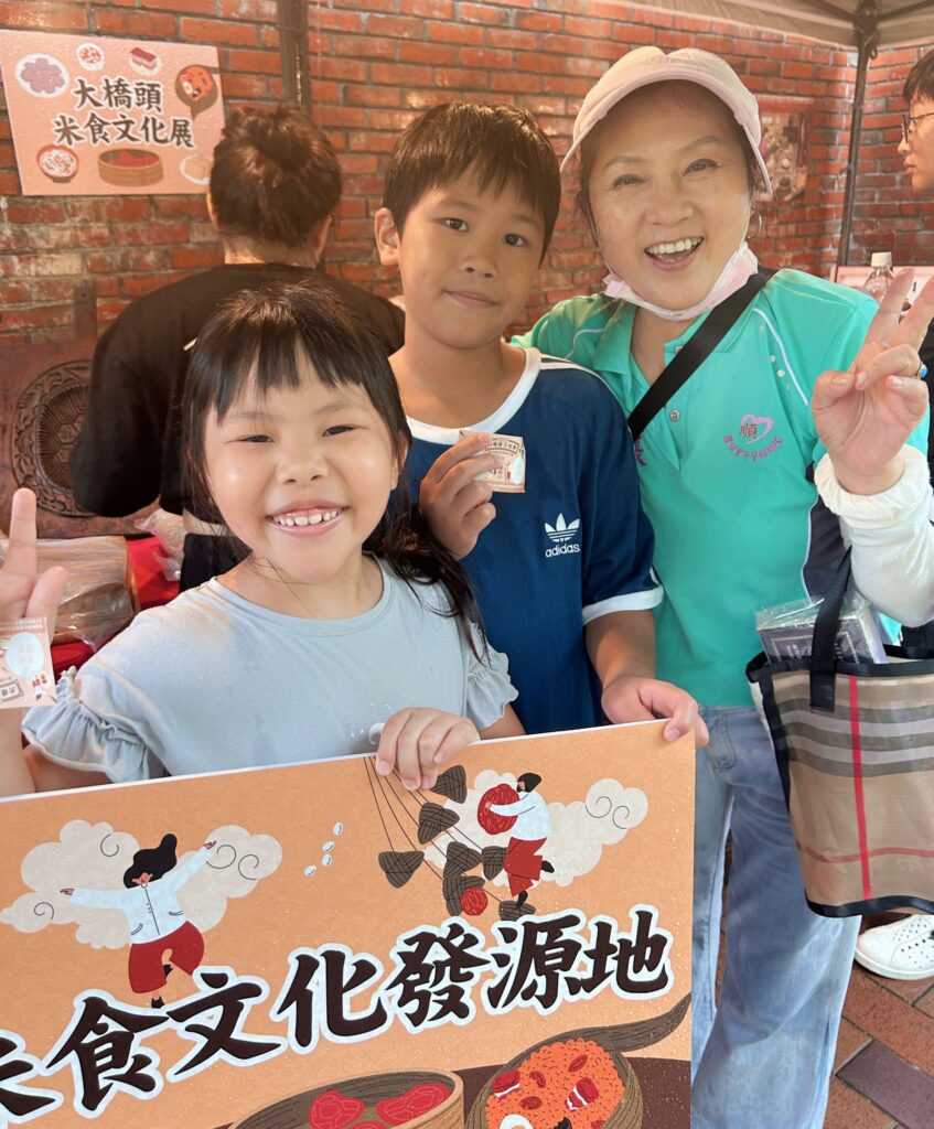 ▲和小朋友在一起推廣米食文化，陳穎慧里長（右）顯得非常開心。（記者 辛澎祥/攝）