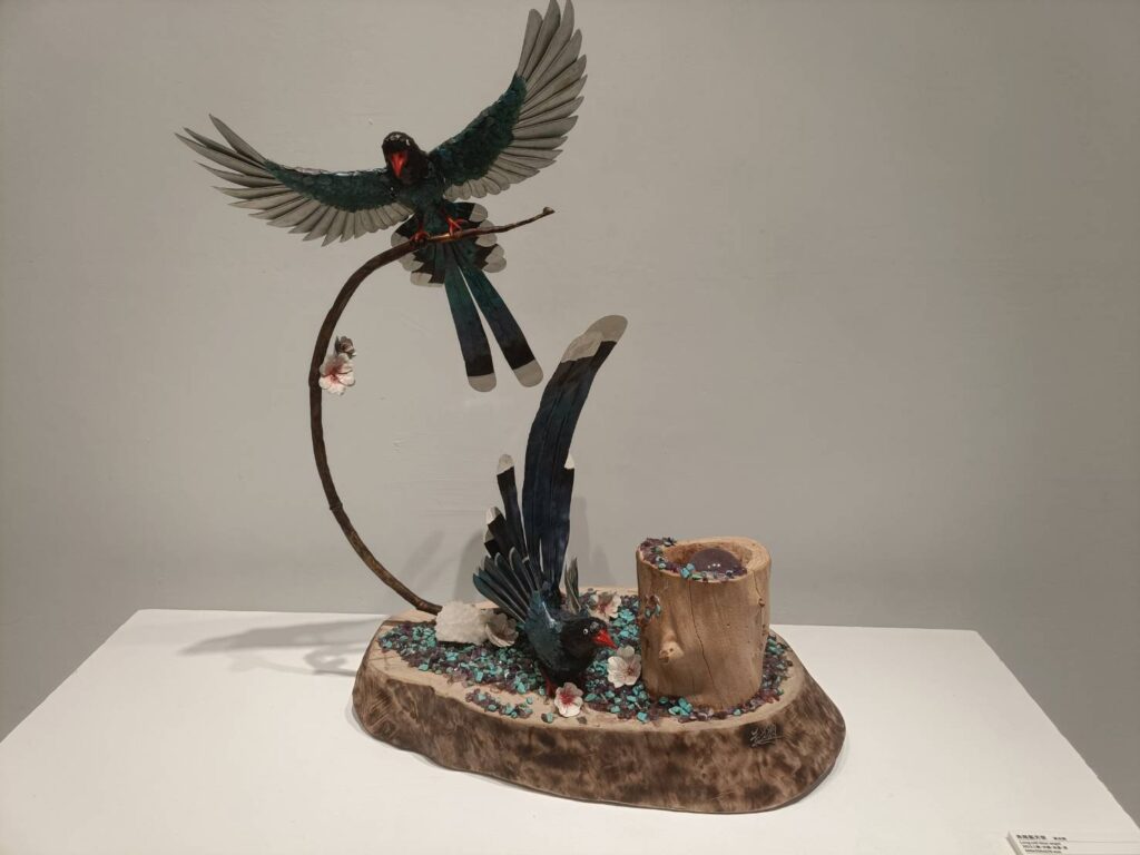 ▲工藝特展中的藝術家精緻創作,讓展品賦予時代風華及堅韌生命力。(記者 辛澎祥/攝)