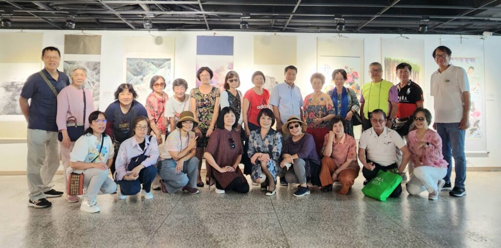 ▲臺澎參展藝術家澎湖中興藝廊合影，展現對藝術的高度熱衷與期待。（記者 辛澎祥/攝）