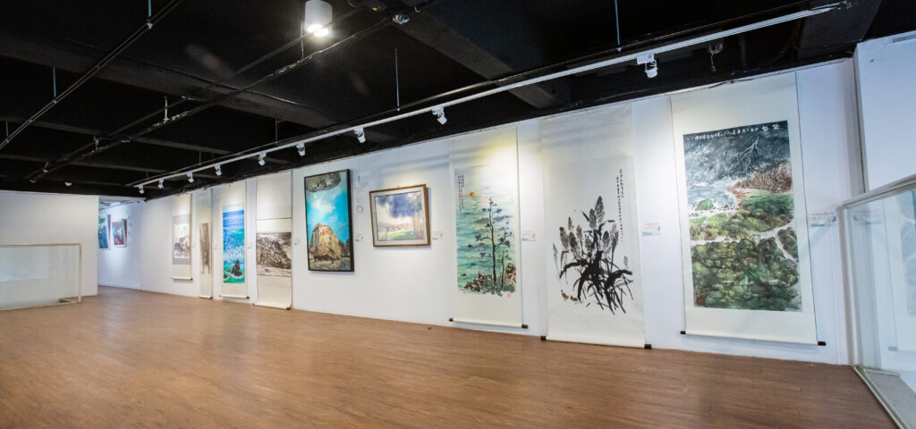 ▲本島與離島藝術家在一空間共同呈現,提供嶄新的觀展經驗。(記者 辛澎祥/攝)