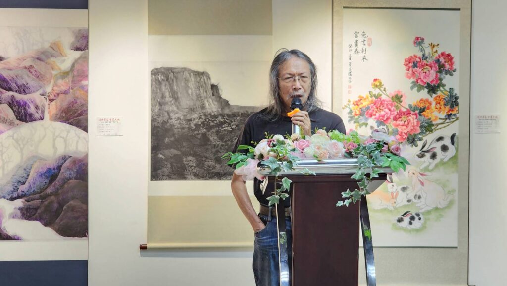 ▲知名現代水墨畫家也是代表澎湖參展藝術家的洪根深教授，以澎湖文史的紀實說明澎湖的文化歷程，令人印象深刻。（記者 辛澎祥/攝）