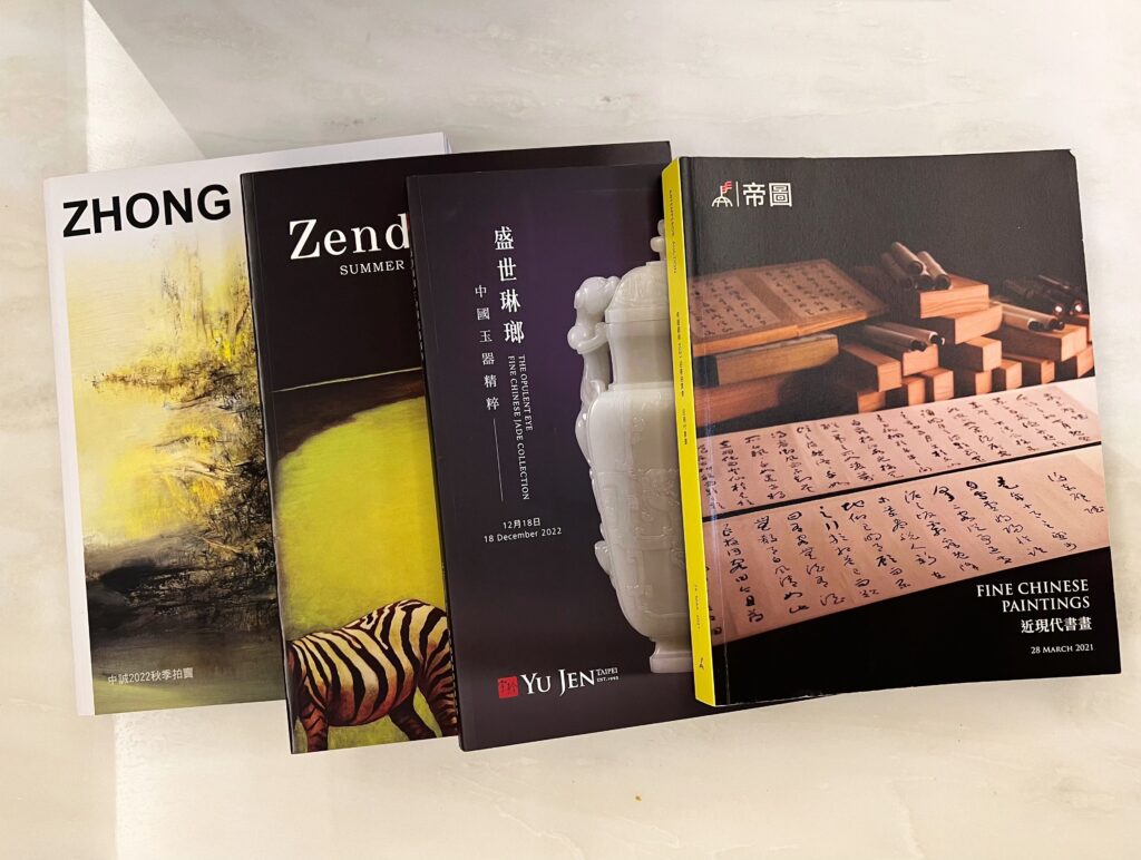 ▲編排圖錄是拍賣會前期籌備的重要工作,提供買家拍品資訊。(圖/游文玫提供)