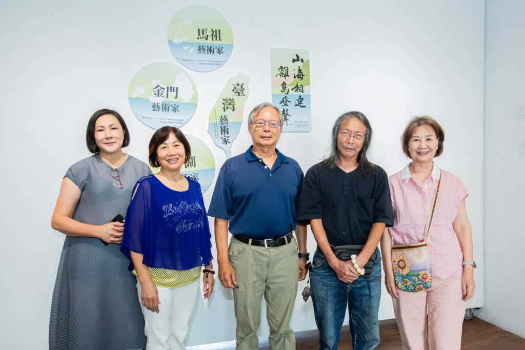 ▲離島參展藝術家莊麗珠(左起)曹賽娥、高聖賢、洪根深與劉玉燕,高雄場開幕式上合影留念。(圖/大媒體新聞網 提供)