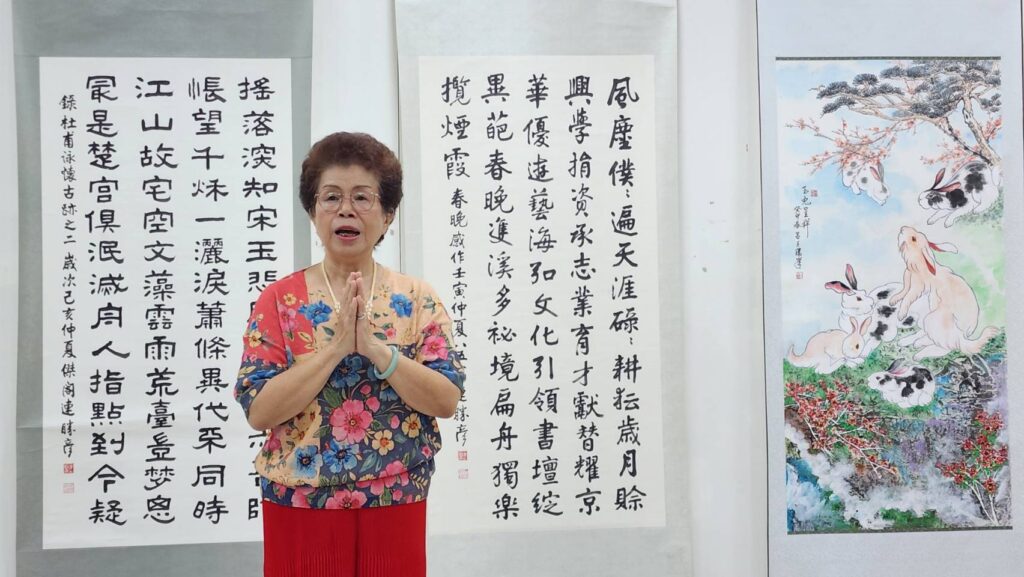 ▲新北市大漢藝文協會理事長呂玉環舉辦聯展讓會員有見面交流的機會，她也祝願參展老師們健康平安。（記者 辛澎祥/攝）
