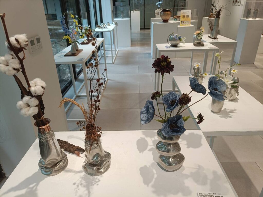 ▲現現場展出的金工展品呈現質量兼俱的特色與面貌。(記者 辛澎祥/攝)