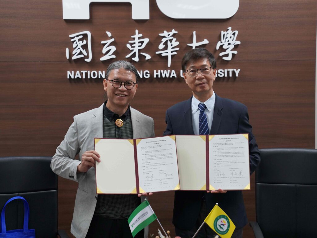 國立臺灣工藝研究發展中心主任陳殿禮(左)與國立東華大學副校長朱景鵬完成合作備忘錄簽署後合影留念。(圖/工藝中心提供)