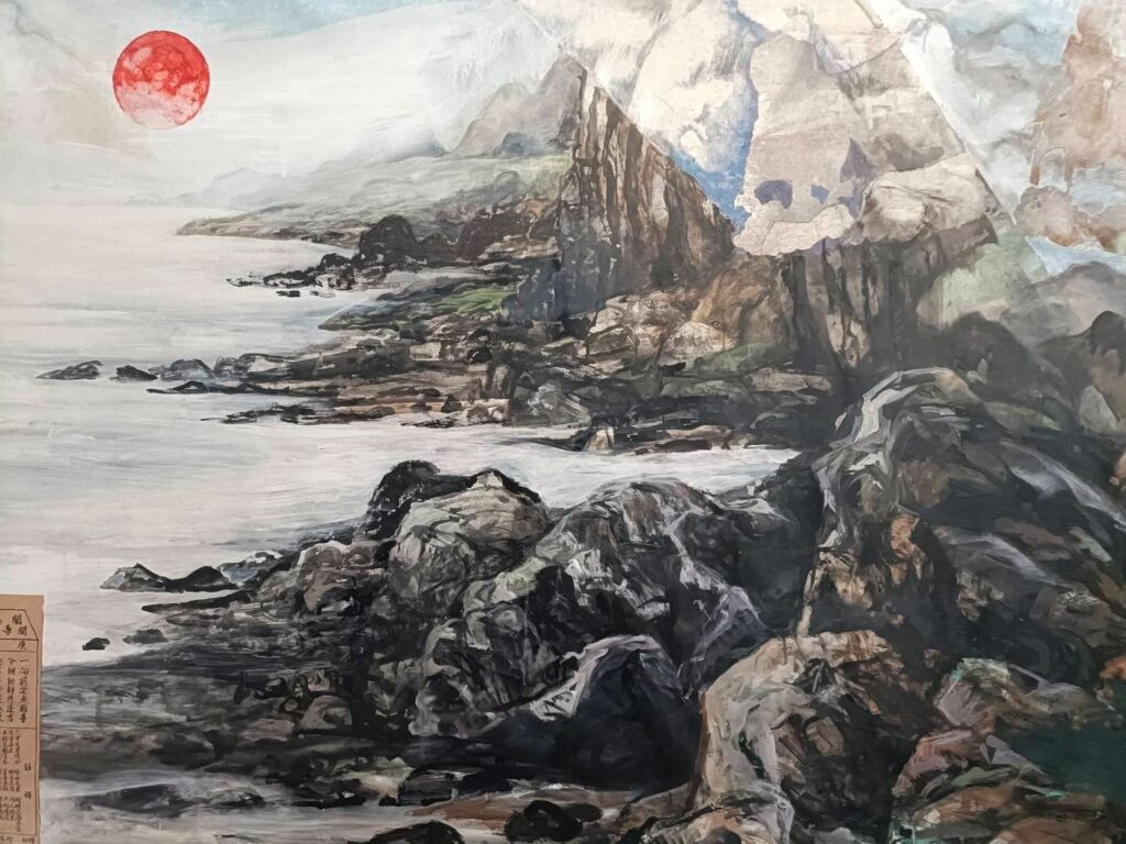 ▲在山海景致的對應中,洪根深著重於水墨構圖的肌理與結構,呈現出大自然氣韻生動的開闊,令人視野無垠延伸。(記者 辛澎祥/攝)