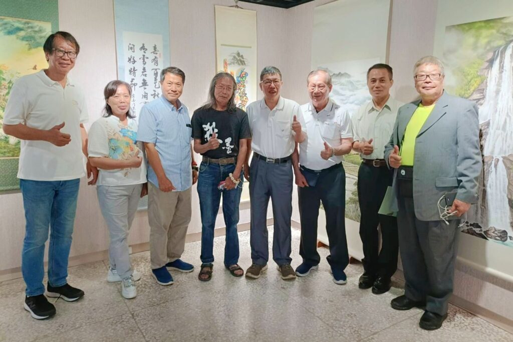 ▲澎湖縣文化局副局長洪進業（中）澎湖在地藝術家洪根深教授（左四）蔡樂生老師（右二）與協會書畫老師們合影留念。（記者 辛澎祥/攝）