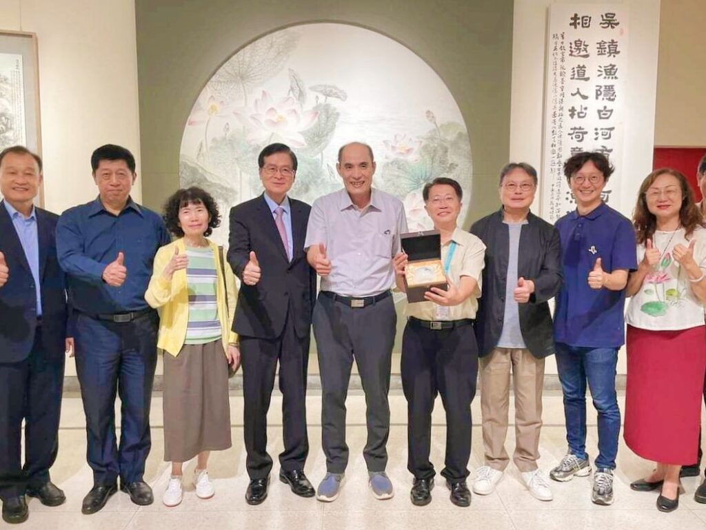 ▲出席林文嶽創作展的各界貴賓以大合照留下難得的畫面,再次見證林文嶽老師在藝術創作領域的成就。(圖/大墩文化中心 提供)