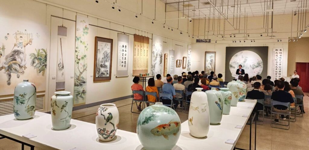 ▲開幕式上的出席貴賓在濃郁藝術氣息及豐沛多彩的展品中,感受到一種平靜喜悅的知性滿足,經驗格外難能可貴。致詞貴賓為行政院退輔會主委嚴德發將軍。(記者 辛澎祥/攝)