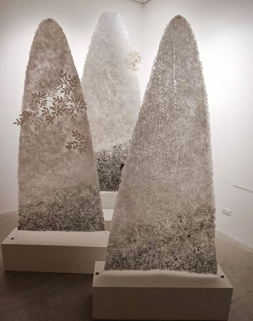▲洪根深美術館展出中的「一抹山水-非水墨特展」,藉由不同媒材表現出山水畫的結構與東方意境,備受關注。(記者 辛澎祥/攝)