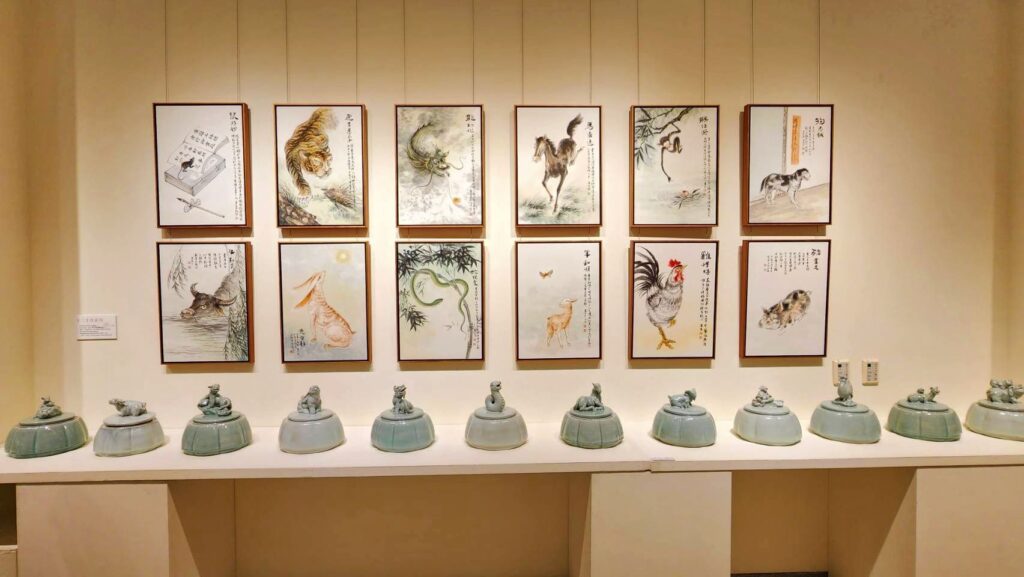 ▲林文嶽老師的最新作品「12生肖」透過畫作與陶作的對話產生知性美感,讓觀者能感受互動的情愫。(記者 辛澎祥/攝)