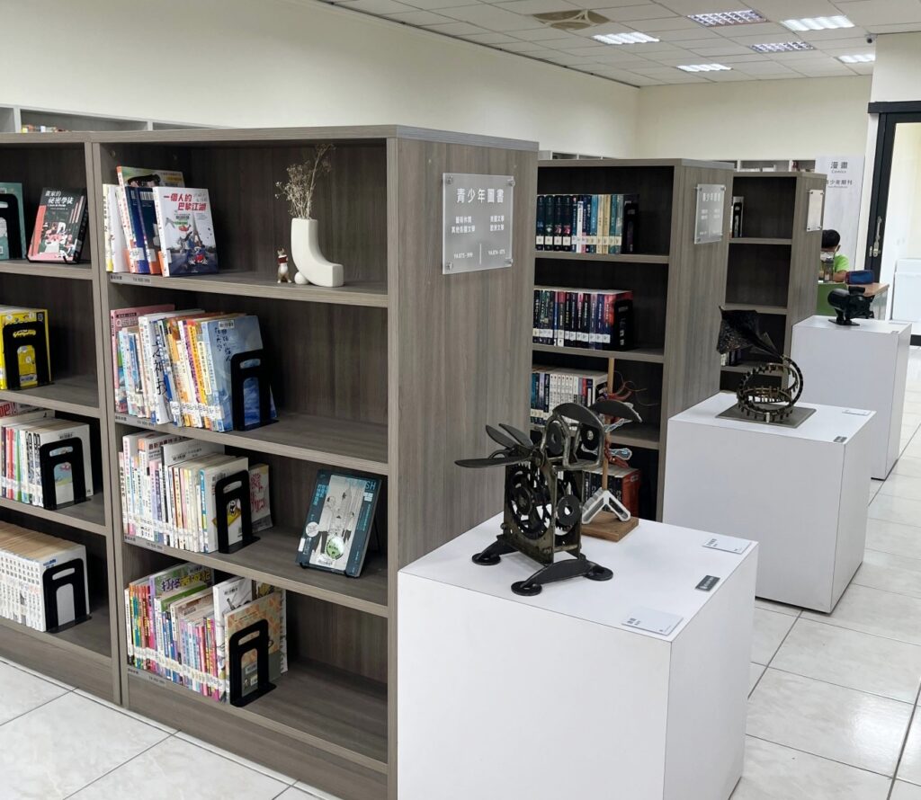 龍井圖書館與太平區公所合作展出鐵工藝術節成果展「築鐵循環展鐵再造」鐵雕作品。(圖/文化局提供)