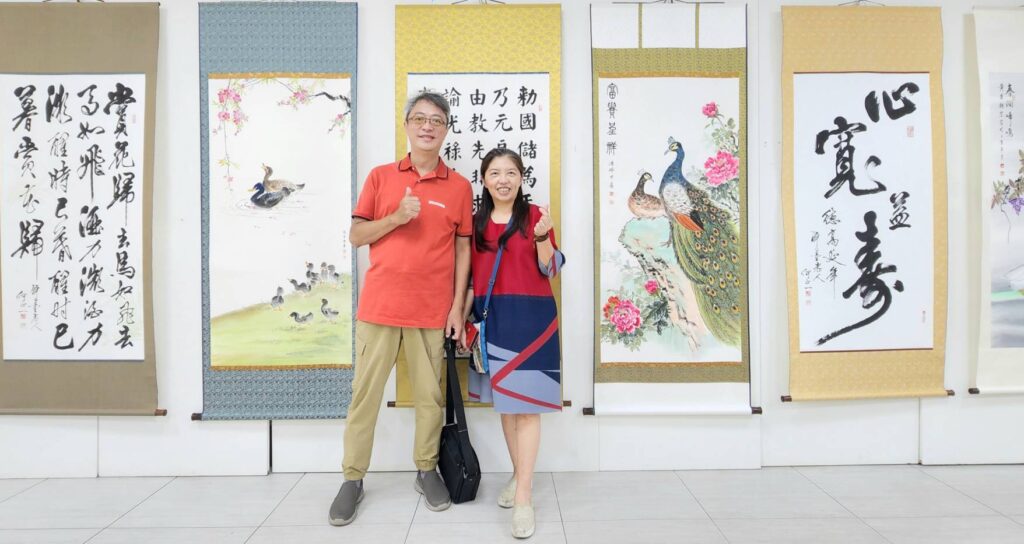 ▲大漢藝文協會藝術家夫妻檔張香維（左）與潘珮君，精緻多彩的作品備受好評。（記者 辛澎祥/攝）