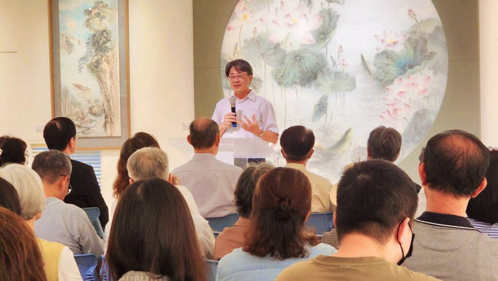 ▲與林文嶽老師有多年情誼的逢甲大學合作經濟暨社會事業經濟學系翟本瑞教授,在開幕式上陳述透過這次展覽能更可深入觀察林文嶽老師執著的創作軌跡。(記者 辛澎祥/攝)