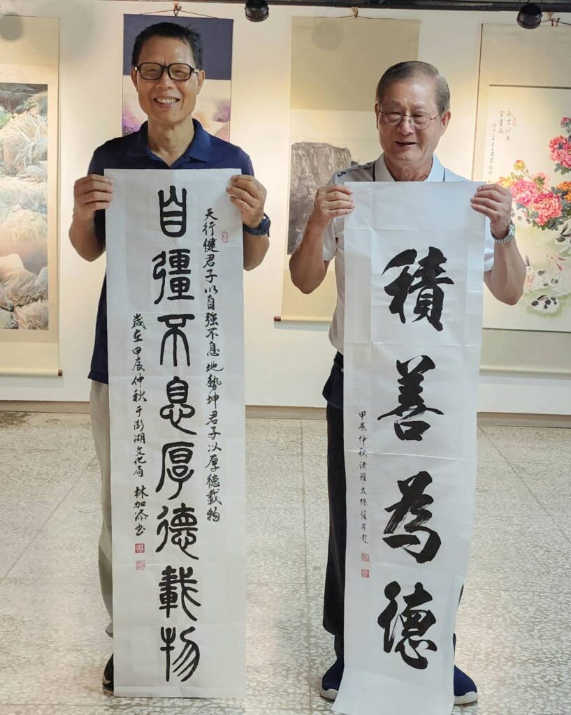▲書法老師林加添（左）與張有趁開筆書寫文句，深摯人生勵志的正面意義。（記者 辛澎祥/攝）