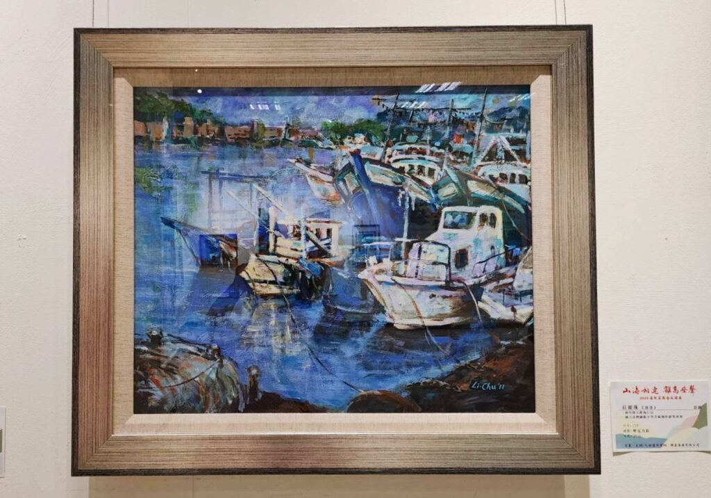 ▲澎湖參展藝術家莊麗珠的油畫筆觸,藉寫實描繪呈現漁港海邊的景象,深刻且生動。(記者 辛澎祥/攝)