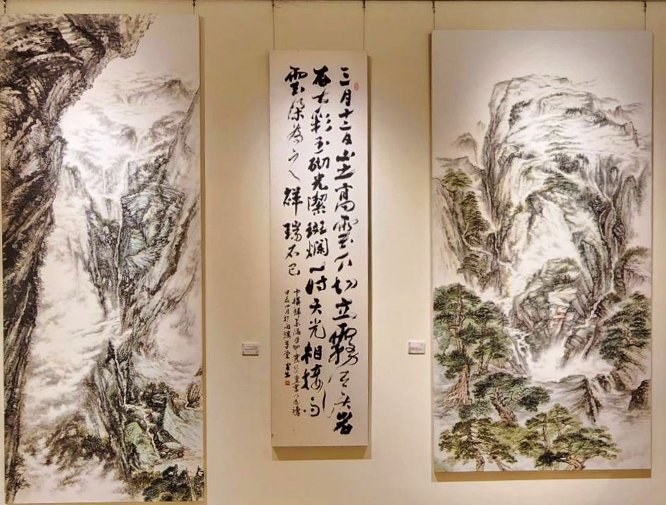 ▲水墨畫與書法的對應,林文嶽老師的巧妙構圖與佈局,讓他的創作呈現寬闊的視覺之美。(記者 辛澎祥/攝)