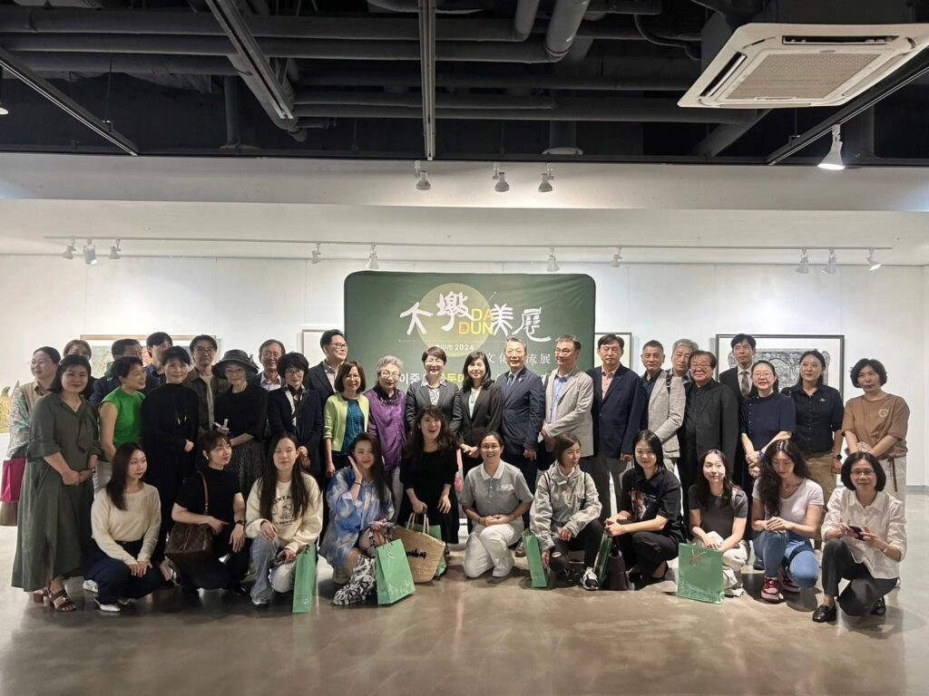 大墩美展文化交流展與會貴賓大合照。(圖/文化局提供)