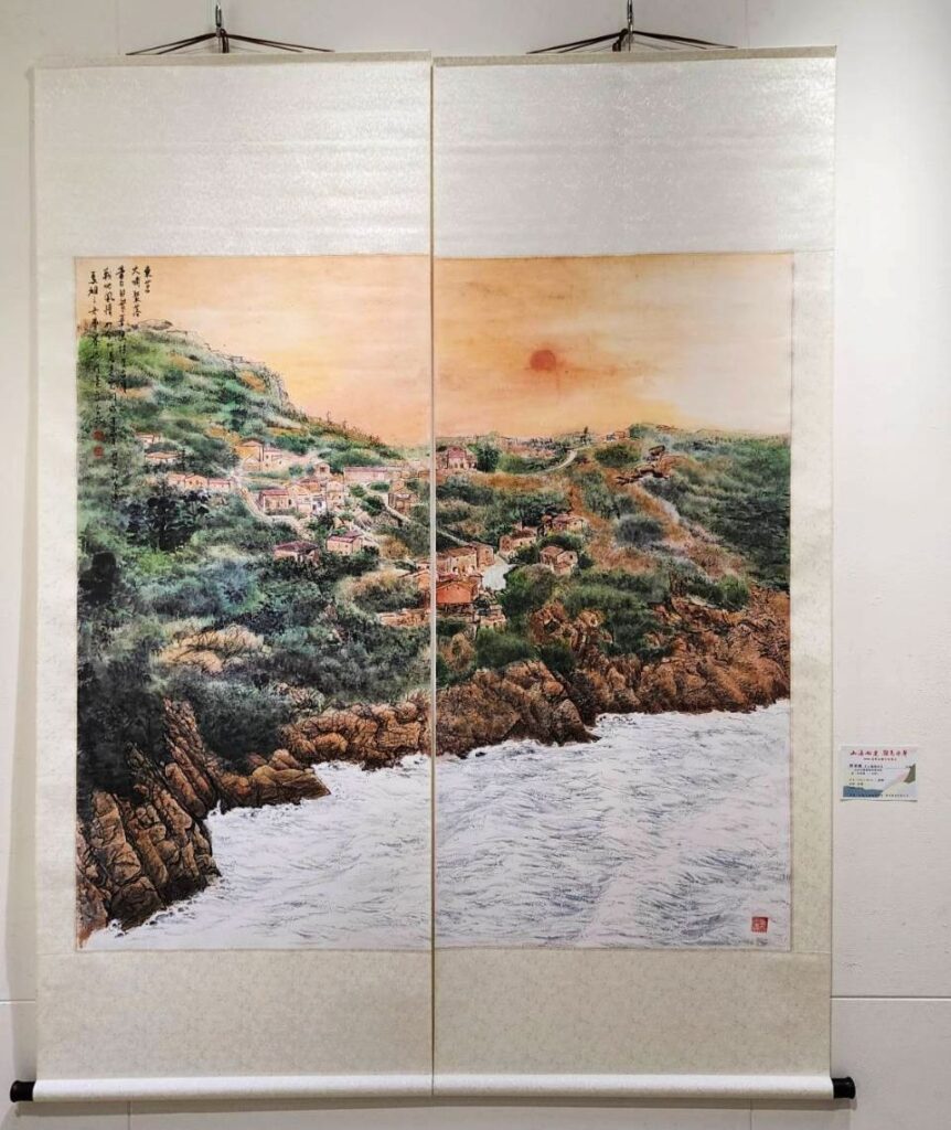 ▲馬祖參展藝術家曹賽娥的水墨連屏創作,將山海與景物的對應呈現的盡善盡美。(記者 辛澎祥/攝)