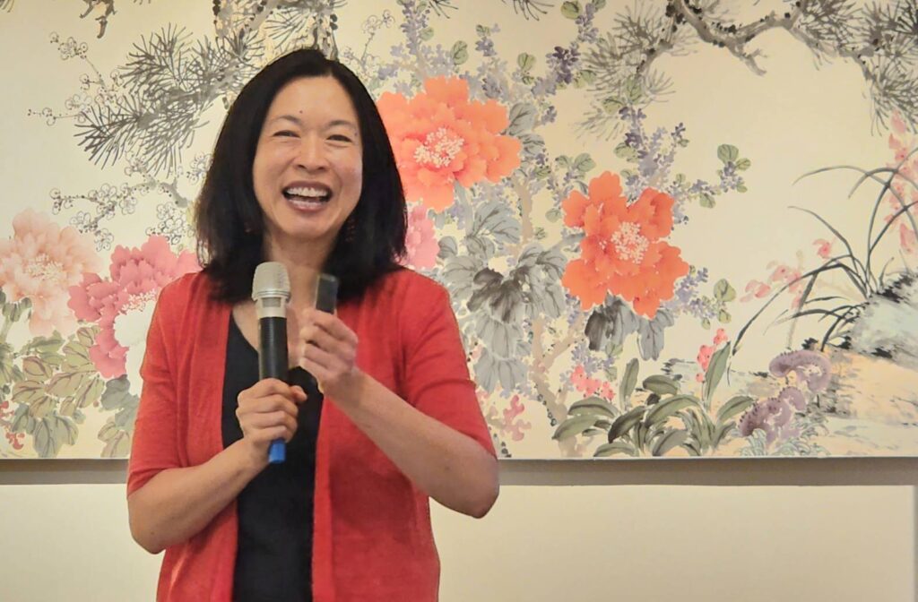 ▲北美矽谷印社社長曾慶群致詞時表達對臺美篆刻交流活動的重視,期待能為兩地開啟篆刻文字發展的新契機。(記者 辛澎祥/攝)
