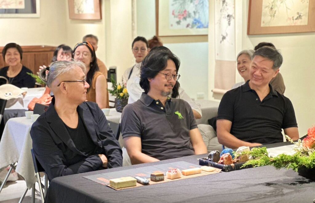 ▲臺灣知名篆刻家杜三鑫(左起)李螢儒與柯詩安,分別從佛像印、陶印及銅印領域,說明在個自的篆刻創作過程中的特性與堅持。(圖/陳耀姬 提供)