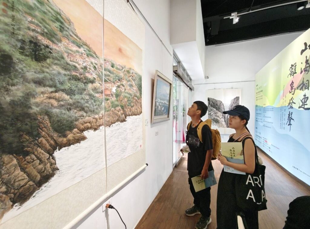 ▲年輕民眾與青年學生對展出藝術家所畫出的山海景致作品顯得十分專注。(圖/大媒體新聞網 攝)