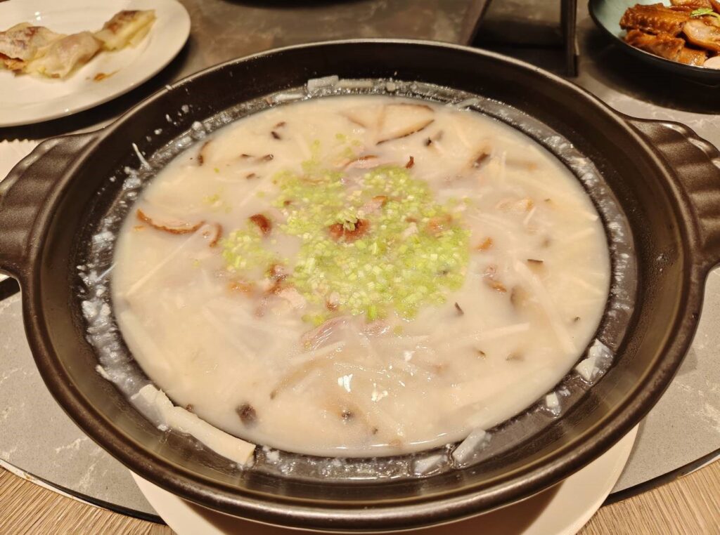 老火花膠砂鍋鵝粥,滿滿的膠原蛋白,深受女性喜愛。(記者 陳安婷/攝)