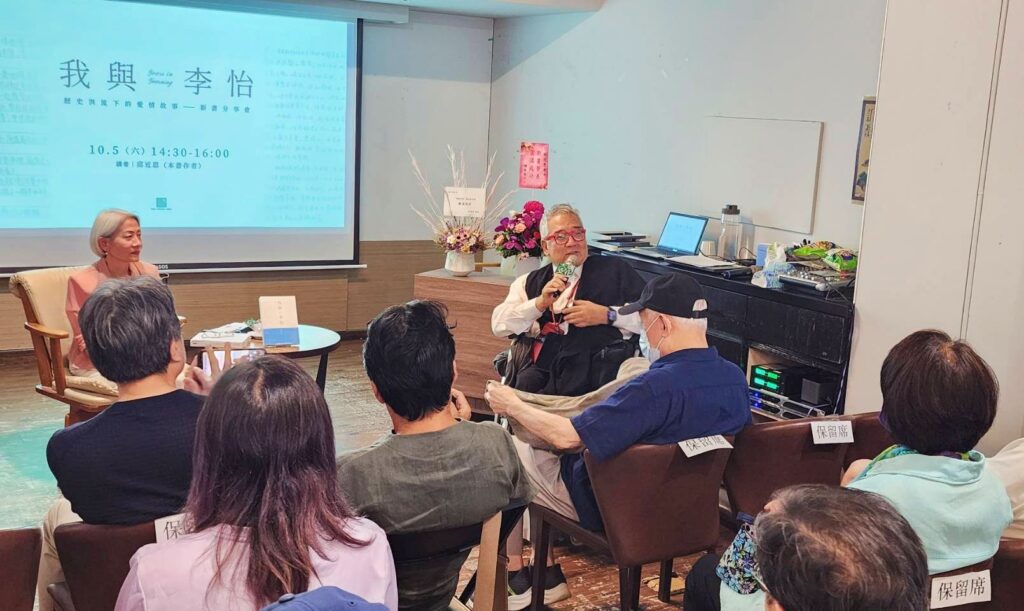 ▲大塊文化董事長郝明義(右)暢談他與邱近思(左)之間30多年深厚情誼與鼓勵邱近思出書的過程。(記者 辛澎祥/攝)