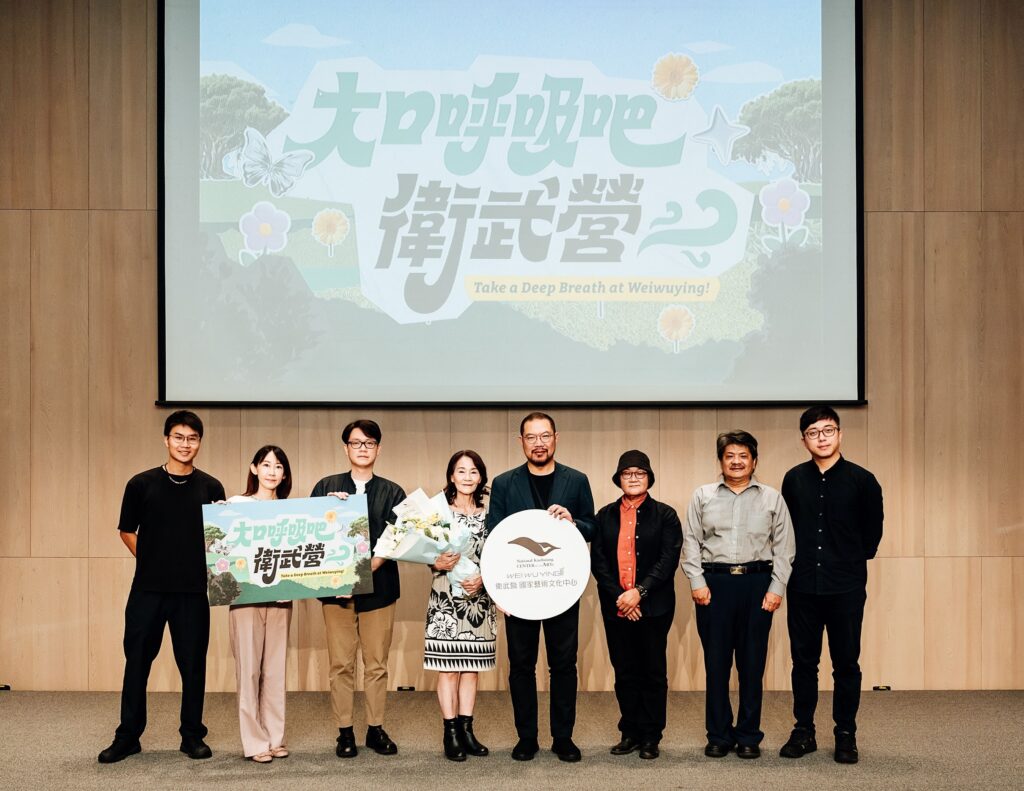 《大口呼吸吧！衛武營！》（左起）導演阮慕箴、曾貴海女曾庭妤、兒曾澤民、夫人曾黃翠茂、衛武營藝術總監簡文彬、衛武營公園促進會成員蔡幸娥、黃輝榮、臺灣吧執行長蕭宇辰 。（圖/衛武營國家藝術文化中心提供）