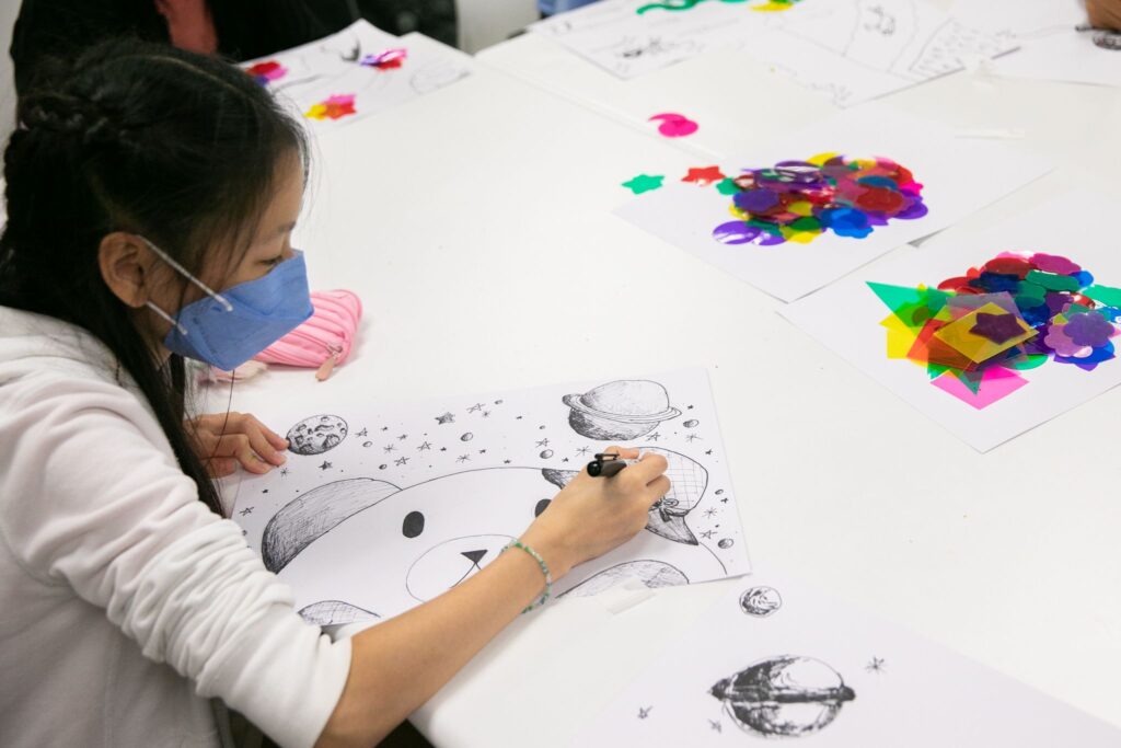 ▲參與活動的學生發揮創意展現創作的技巧。（圖/畫廊協會 提供）