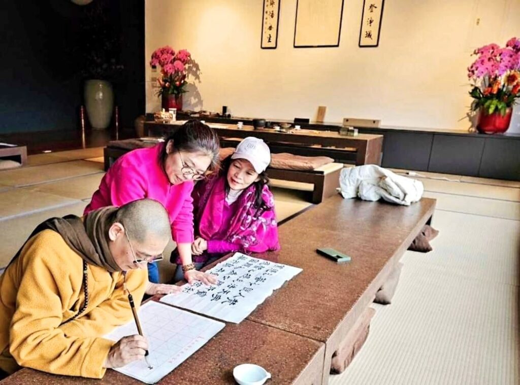 ▲大慧法師（左）在女書法家潘珮君（中）與高黎慧的技法指導下，字體創作愈趨成熟與圓融。（記者 辛澎祥/攝）