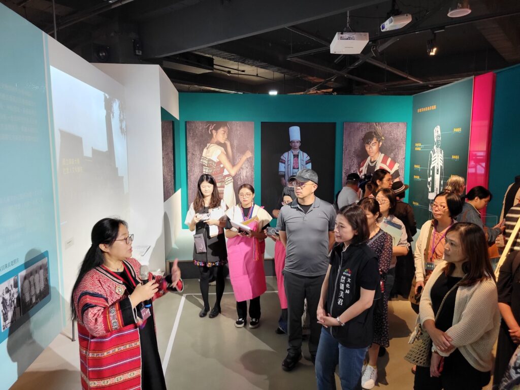 策展人尤瑪．達陸介紹貝珠衣的傳統工藝價值與文化意義。（圖/纖博館提供）