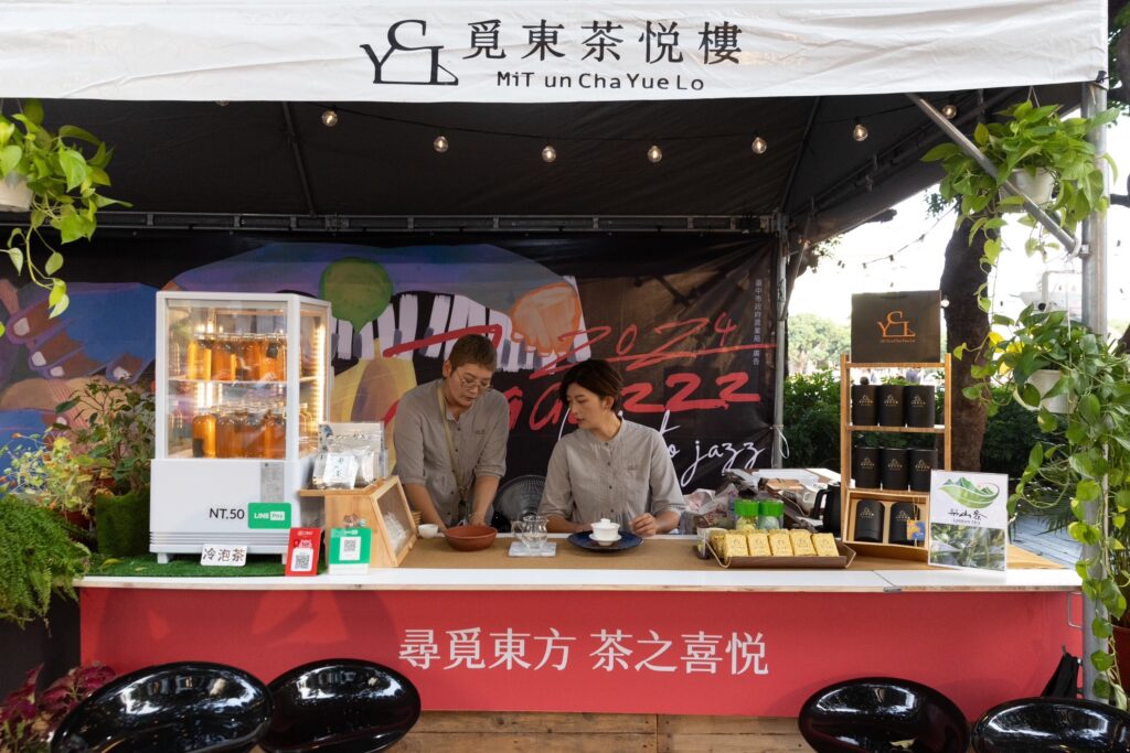 與農業局合作邀請梨山青農開發爵士聯名商品,頗受現場民眾好評。(圖/文化局提供)
