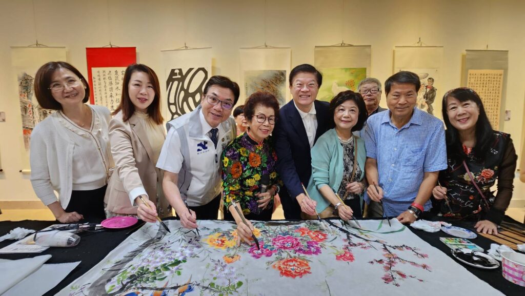 ▲在新北市副市長劉和然(左三)率領市府團隊加入現場揮毫行列,現場在濃郁藝術氛圍中顯得趣味盎然。(記者 辛澎祥/攝)
