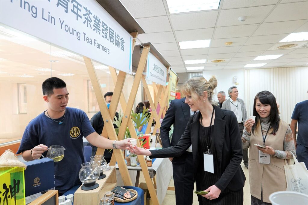 ▲出席國際論壇貴賓品嚐臺灣有機茶，顯得格外愉快。（圖/新北市農業局 提供）