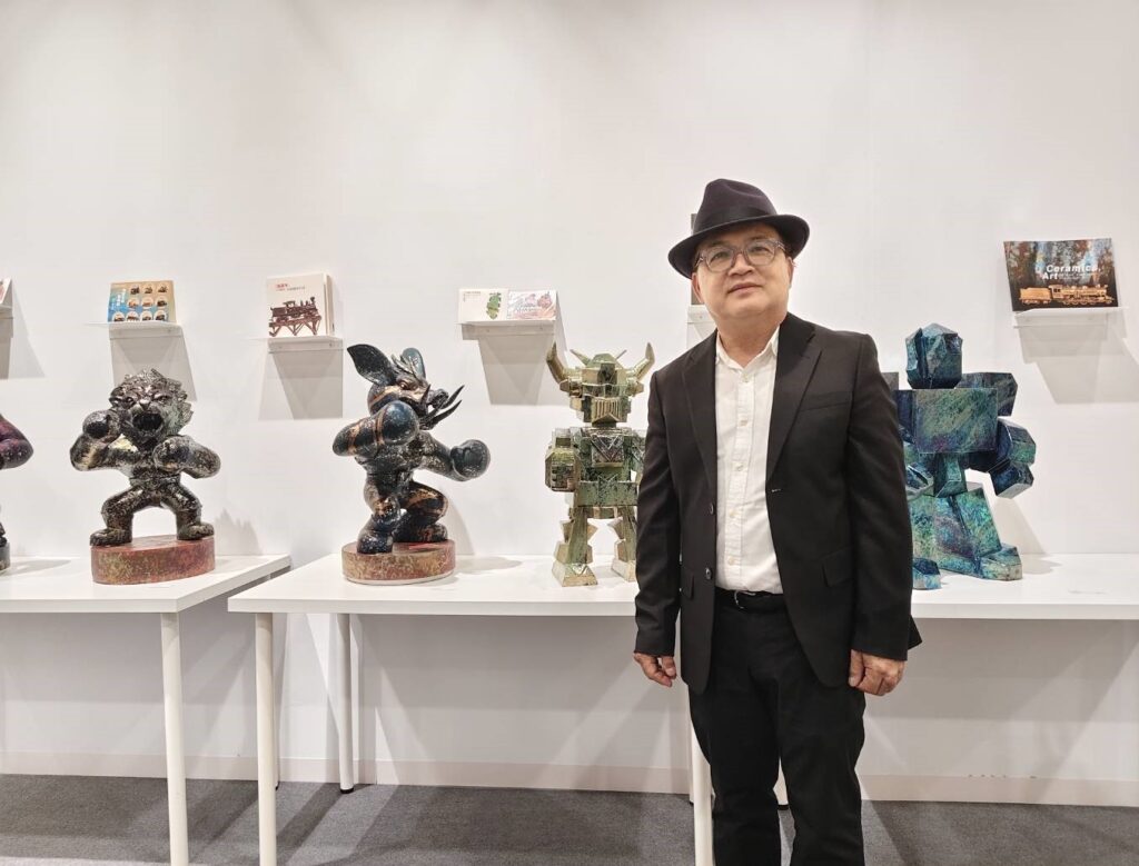 陶藝家謝嘉亨推出年度作品，取材自山海經故事，獨門閃光釉絕活，民眾詢問度很高。（記者 辛澎祥/攝）