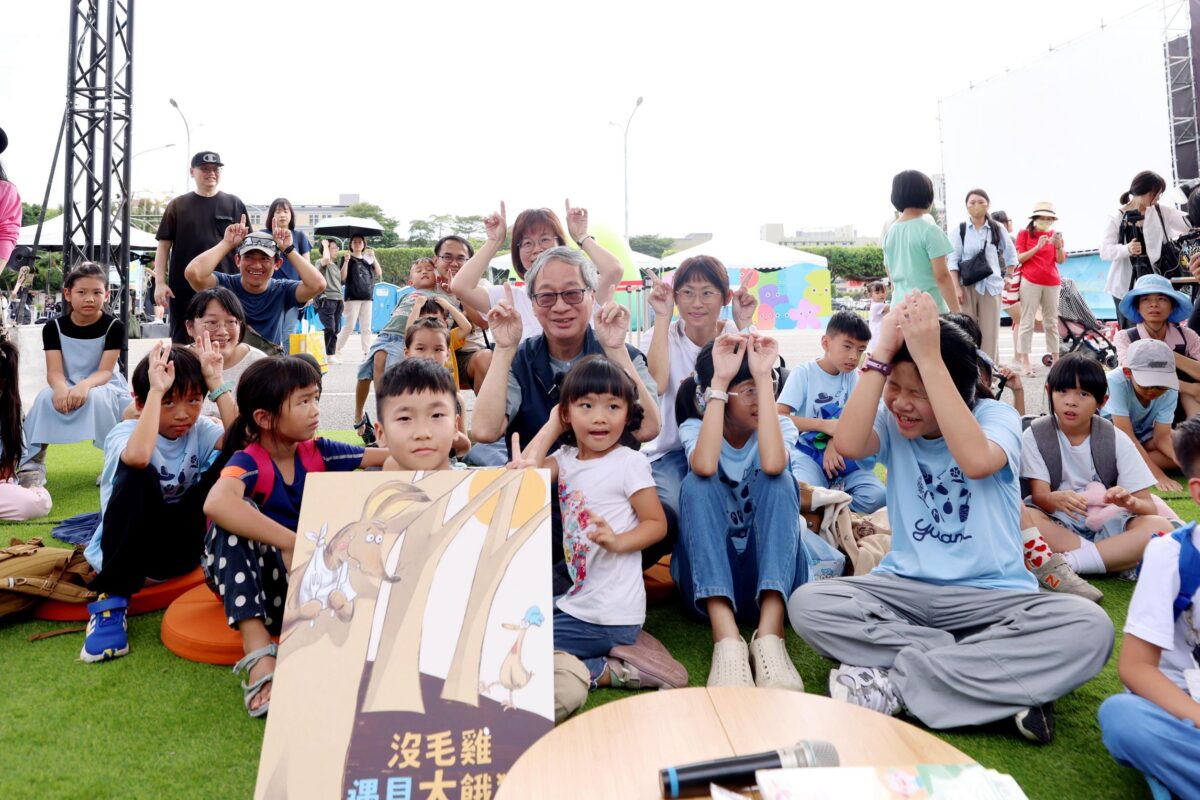 李遠上任後首度變身小野爺爺  在兒童未來市活動中帶領孩子演故事