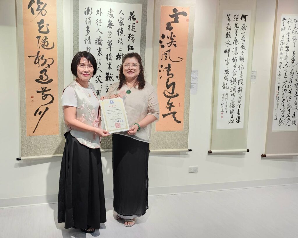 ▲中華民國書法教學研究學會理事長陳泱昭（左）頒贈感謝狀給書會榮譽理事長黃素珍，兩人惺惺相惜，場面溫馨感人。（記者 辛澎祥/攝）