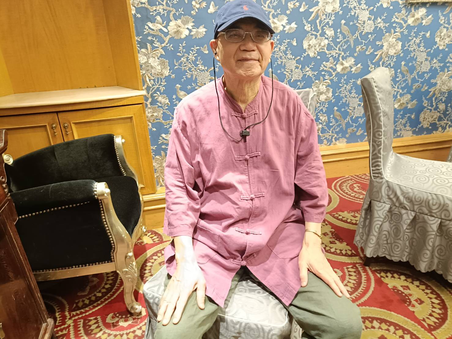 ▲施春茂老師平易近人，喜歡與孩童在一起以傳達書藝教學之美。（記者 辛澎祥/攝）