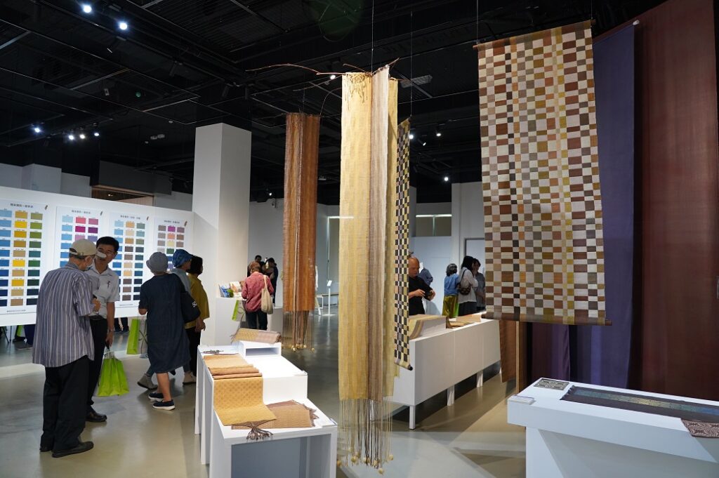 「福爾摩沙的容顏～臺灣經典百色大展」集結全國工藝家與設計師作品。（圖/文化局提供）