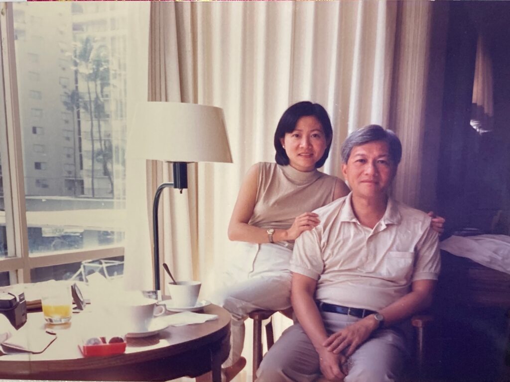 1988年，李怡（右）與邱近思在夏威夷。（圖/邱近思 提供）