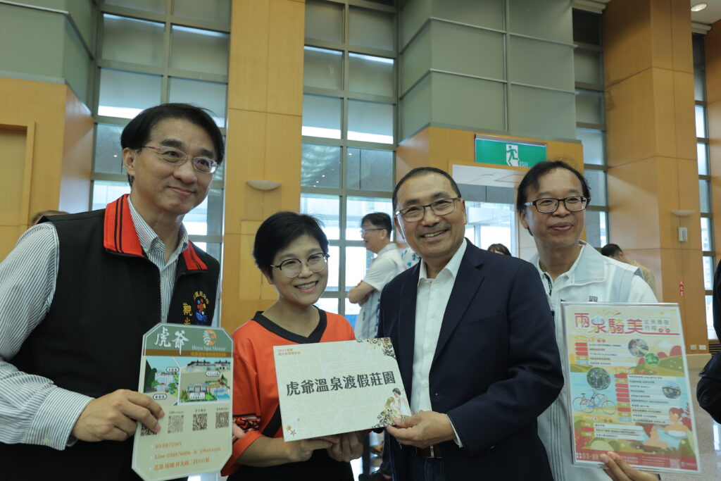 ▲花蓮縣業者向侯市長（右二）介紹特色英雄溫泉。（圖/新北市農業局 提供）